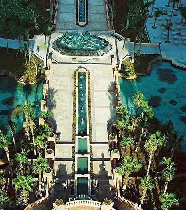 Atlantis Royal Walkway